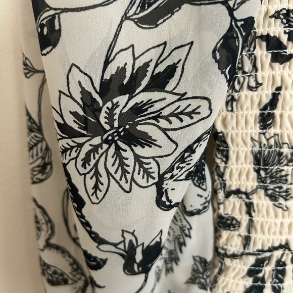 Small light yellow blouse with flowers. - Picture 4 of 4